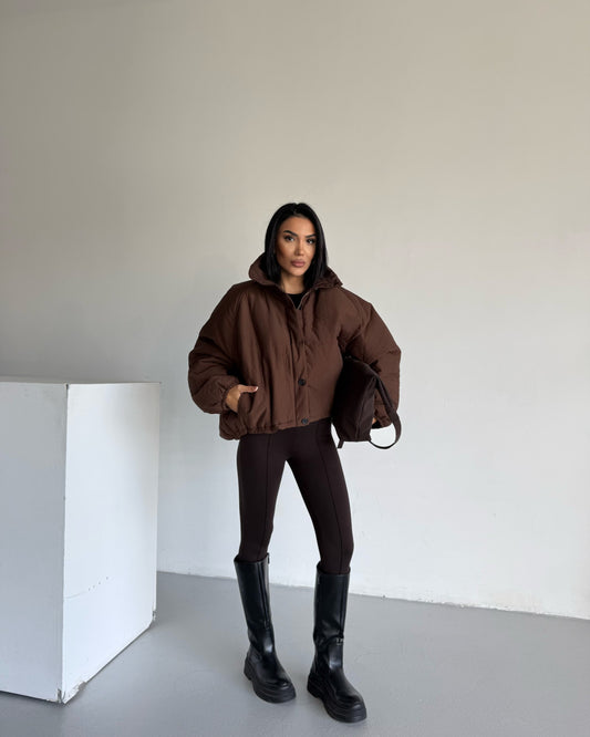 معطف بني طويل الظهر بياقة واقفة