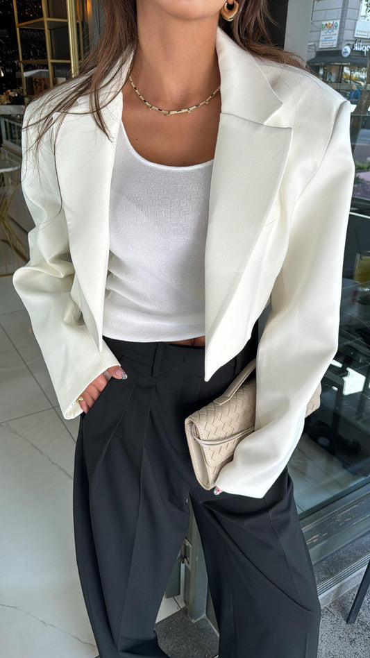 جاكيت أنيق قصير بكتفين عريضتين