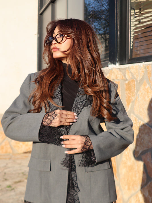 جاكيت رمادي بتفاصيل من الدانتيل