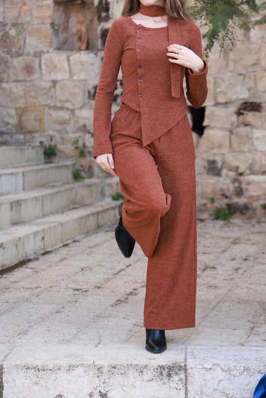 طقم ملابس ناعمة من الصوف المحبوك بتفاصيل دقيقة، يتضمن شالاً بنياً.