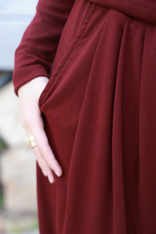 طقم أنيق بأكمام طويلة من قماش بوردو