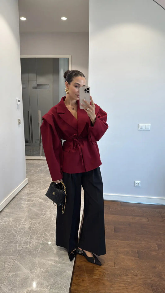 جاكيت بليزر مزين بتفاصيل على الأكمام وحزام