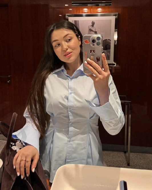 قميص أزرق ضيق الخصر