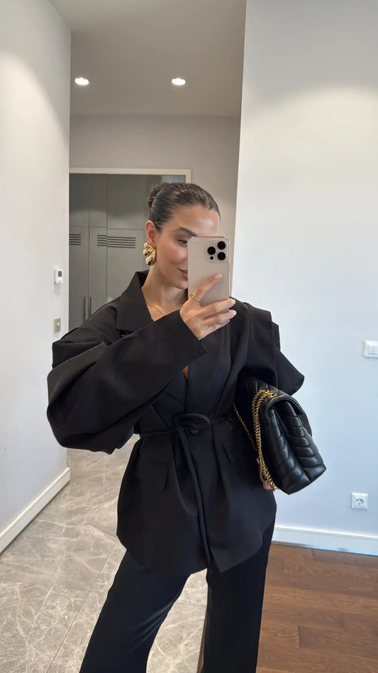 جاكيت بليزر مزين بتفاصيل على الأكمام وحزام