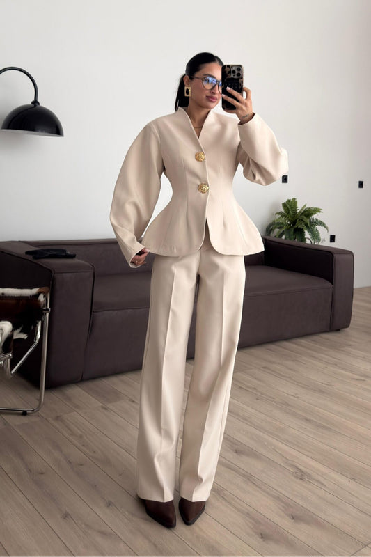 بدلة بيج بأكمام بالون وأزرار ذهبية