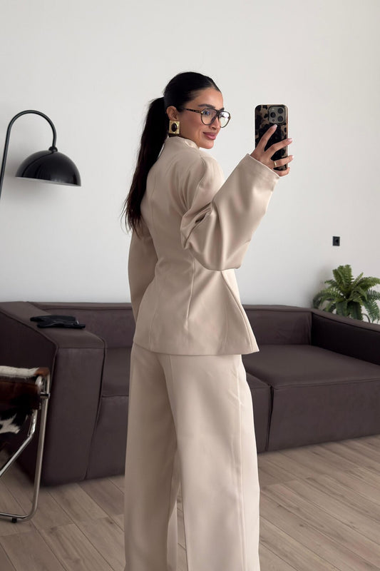 بدلة بيج بأكمام بالون وأزرار ذهبية