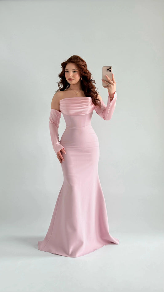 فستان سهرة بأكمام من الساتان الوردي الفاتح من علياء
