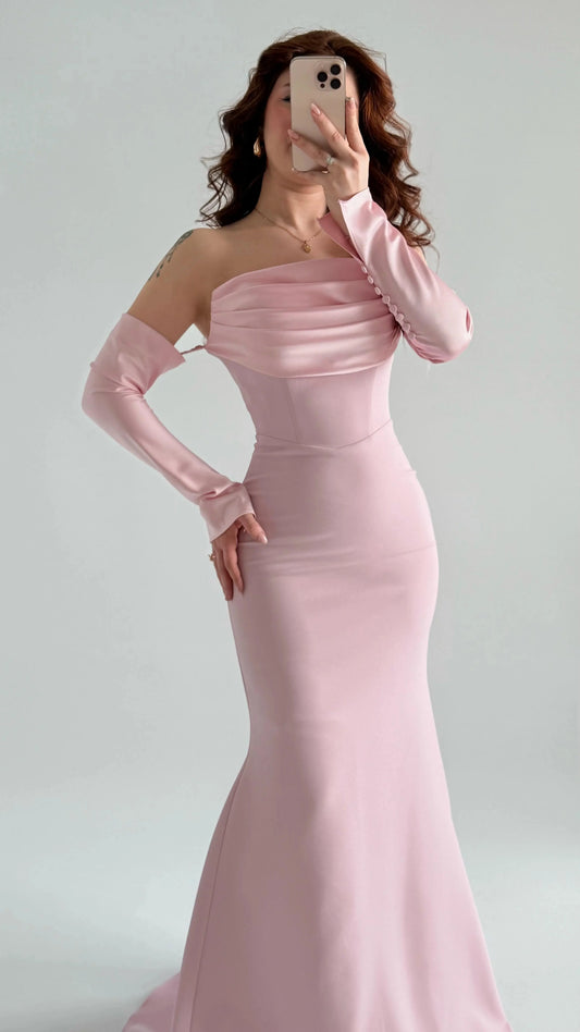 فستان سهرة بأكمام من الساتان الوردي الفاتح من علياء