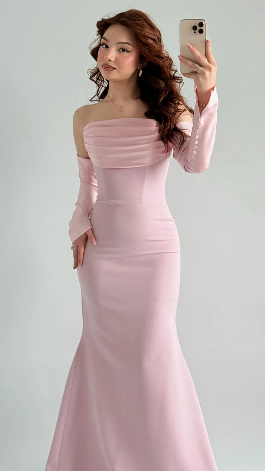 فستان سهرة بأكمام من الساتان الوردي الفاتح من علياء