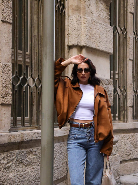 جاكيت بومبر بني اللون من جلد الغزال