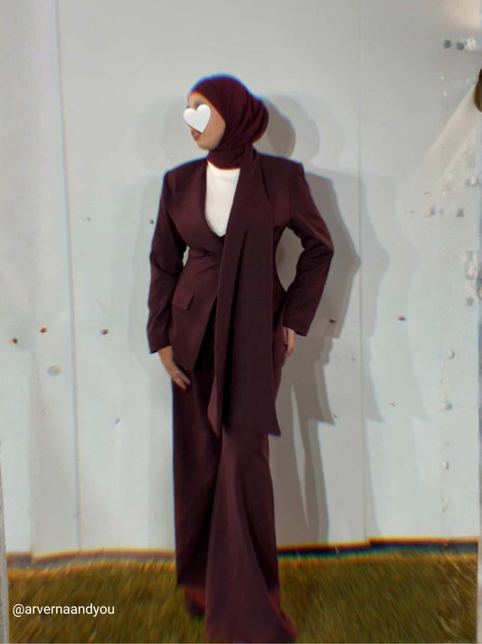 بدلة ضيقة عند الخصر