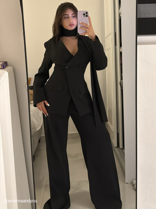 بدلة سوداء ضيقة عند الخصر