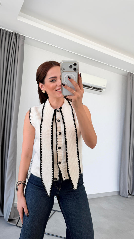 ملابس تريكو فاخرة مع سترة بياقة منفوشة