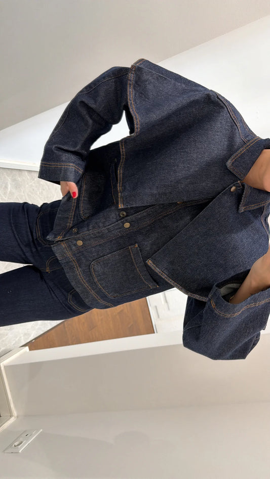 جاكيت جينز بتفاصيل تشبه الرداء