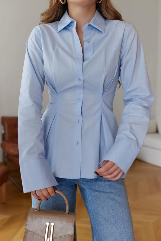 قميص أزرق ضيق الخصر