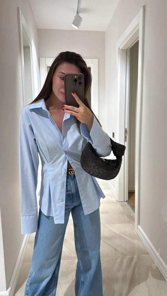 قميص أزرق بأكمام مشقوقة