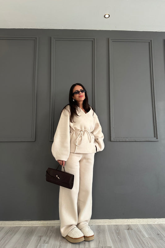 بدلة رياضية بيج اللون ذات صفين من الأزرار وربطة عنق