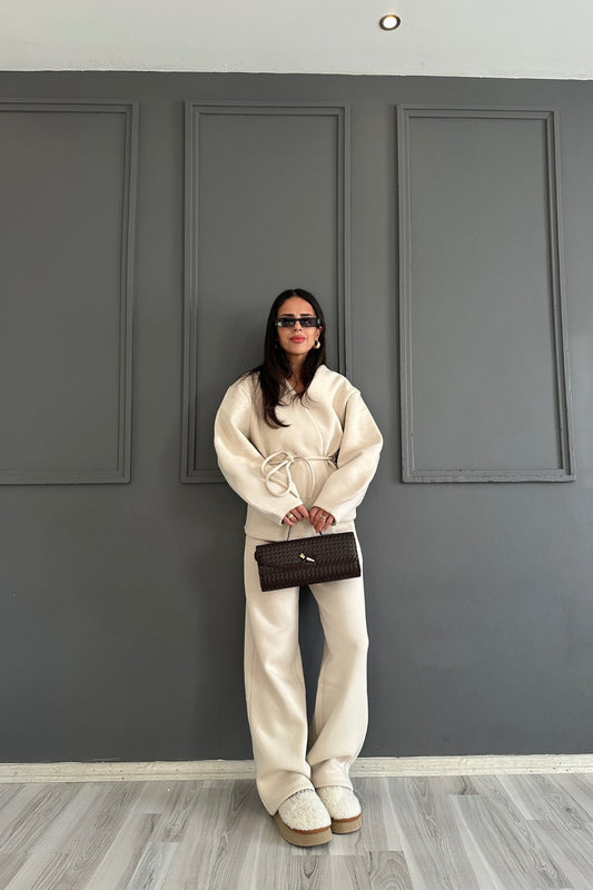 بدلة رياضية بيج اللون ذات صفين من الأزرار وربطة عنق