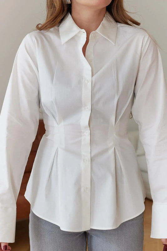 قميص أبيض ضيق الخصر