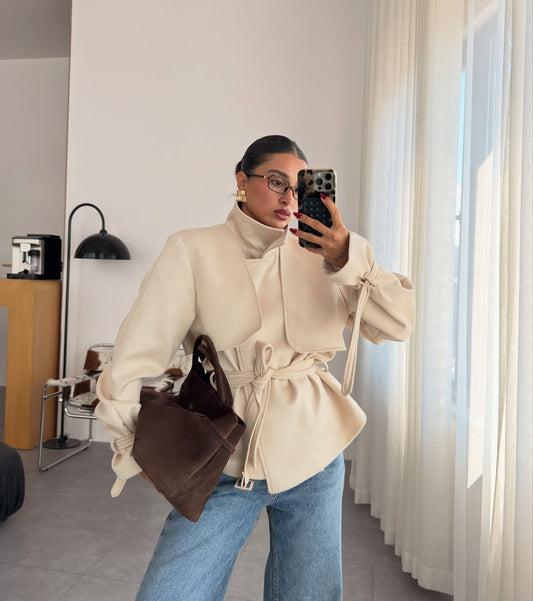 جاكيت من جلد الغزال بلون القرفة مع حزام مزدوج الصدر