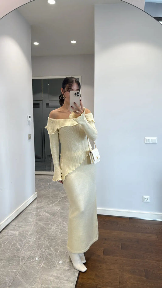 طقم كنزة وتنورة بياقة غير متماثلة