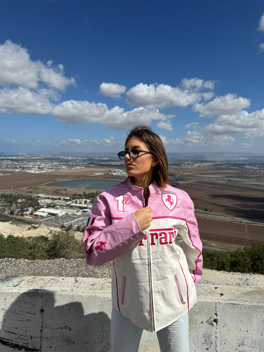 سترة جلدية وردية اللون من فورمولا 1 فيراري