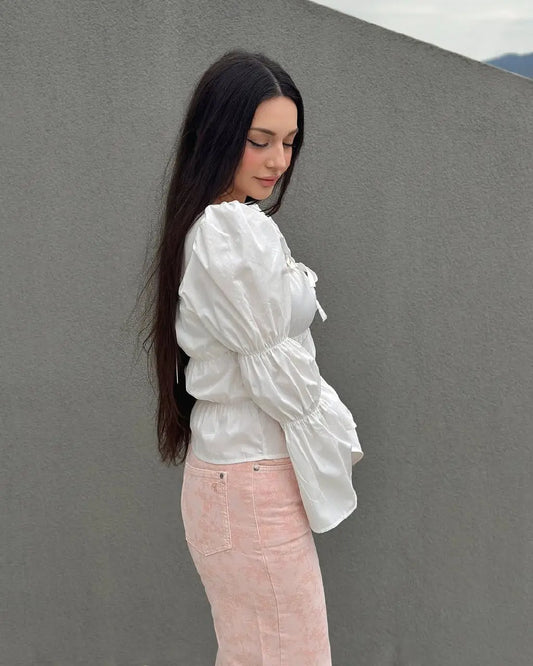 قميص أبيض بياقة مربعة