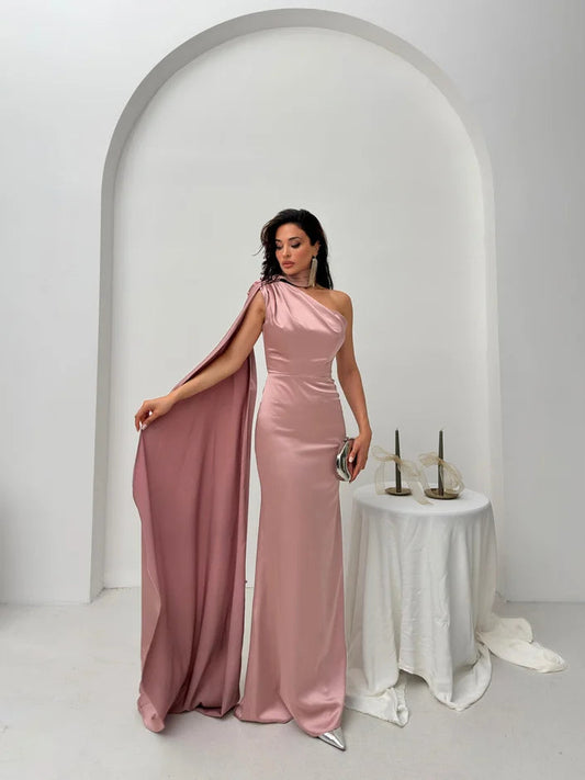 فستان سهرة من الساتان غير المتماثل بتفاصيل شال وكتف واحد بلون البودرة