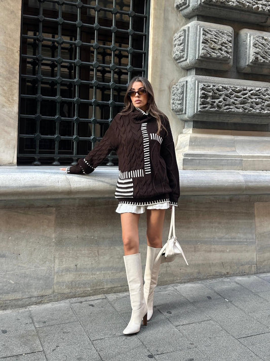 كنزة صوفية مخططة باللون البني، بأكمام طويلة وياقة دائرية