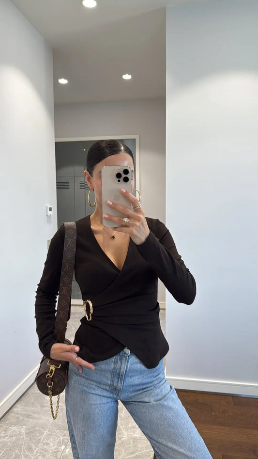 بلوزة مزدوجة الصدر بإبزيم