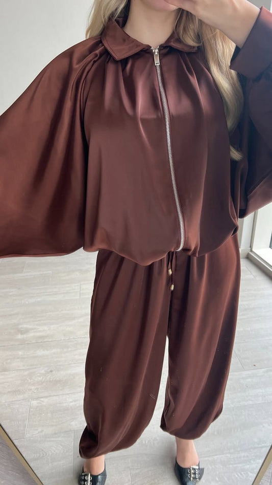 بدلات رياضية من الساتان البني