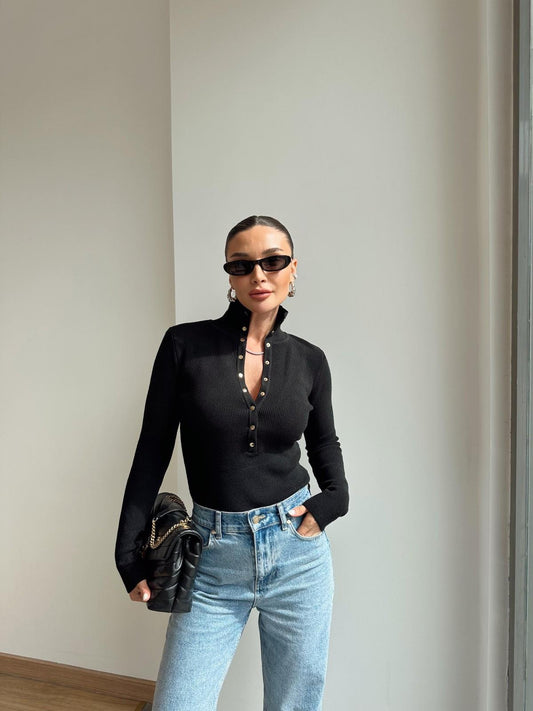 كنزة صوفية محبوكة بأزرار كبس