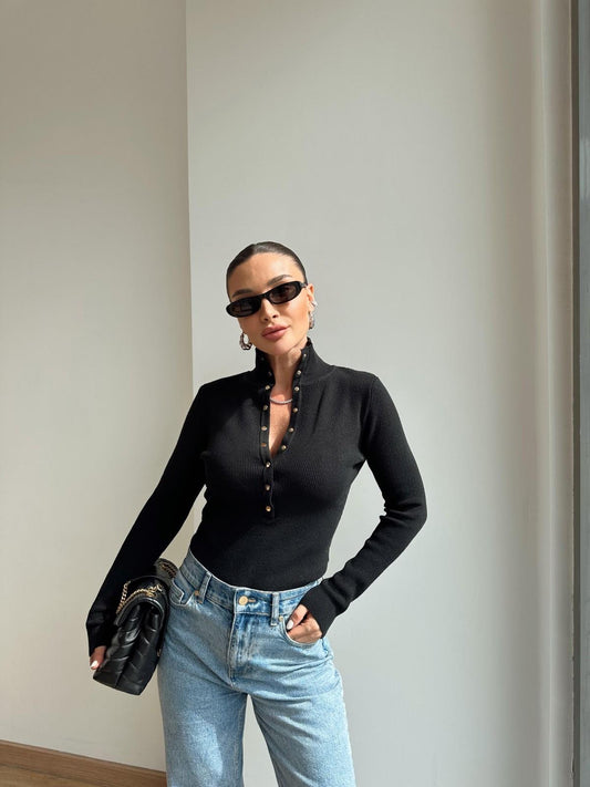 كنزة صوفية محبوكة بأزرار كبس