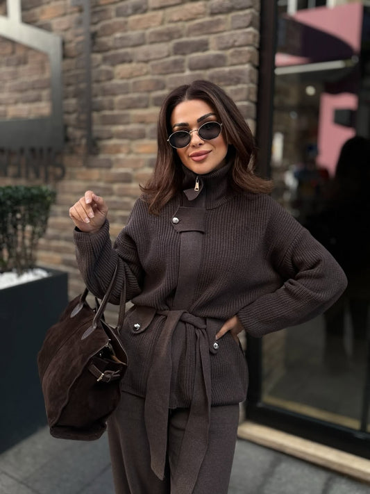 طقم ملابس محبوكة بياقة واقفة وحزام