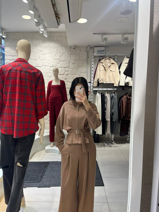 طقم بيج واسع الساقين بتفاصيل حزام