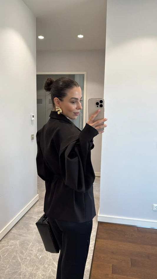 جاكيت بليزر مزين بتفاصيل على الأكمام وحزام