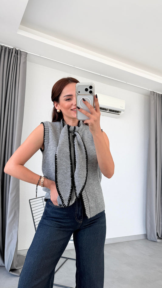 ملابس تريكو فاخرة مع سترة بياقة منفوشة