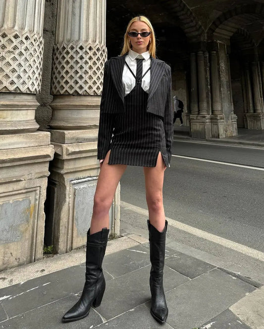 بدلة نسائية سوداء من كولمان مزينة برباط وحمالات قصيرة