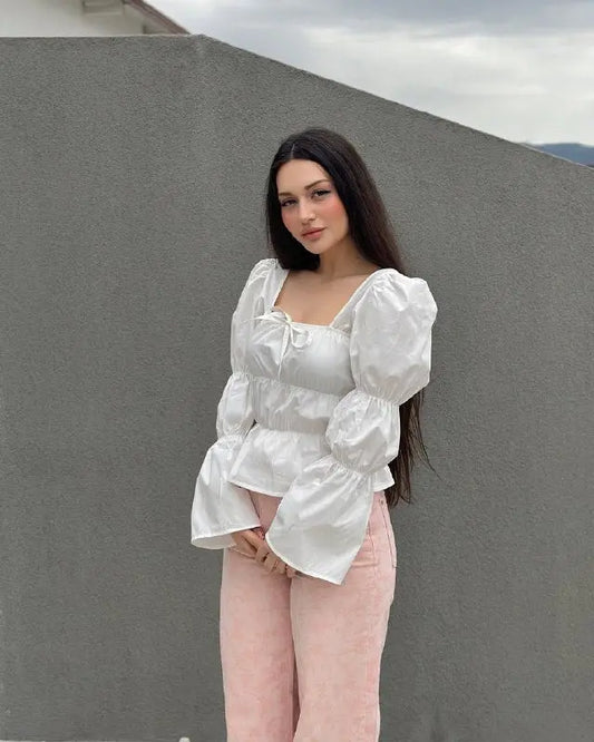 قميص أبيض بياقة مربعة