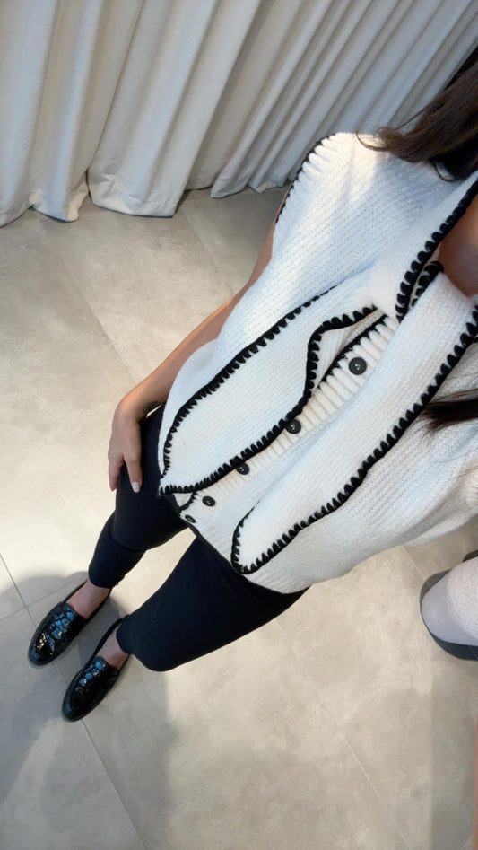 ملابس تريكو فاخرة مع سترة بياقة منفوشة