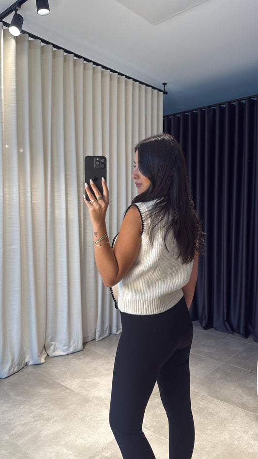 ملابس تريكو فاخرة مع سترة بياقة منفوشة