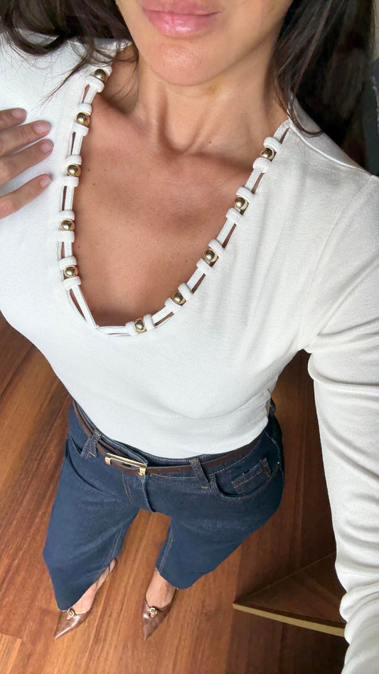 بلوزة بكنزة مزينة بياقة مطرزة بالخرز الذهبي