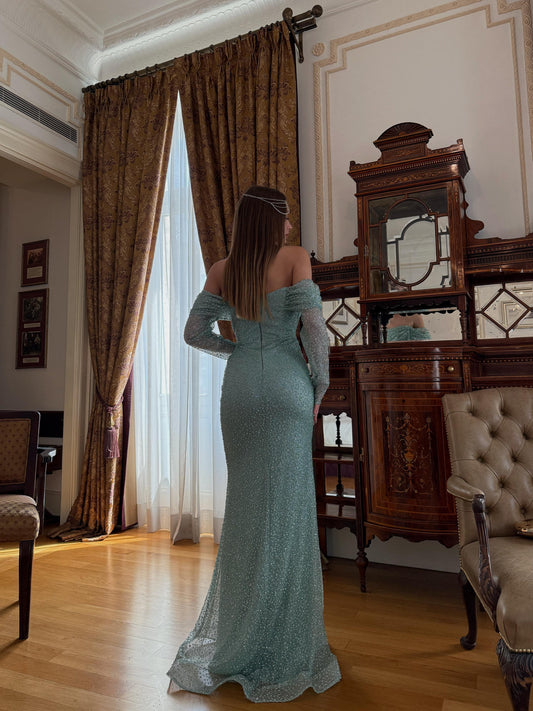 فستان سهرة إلينور ذو الرقبة العريضة المرصع بالأحجار