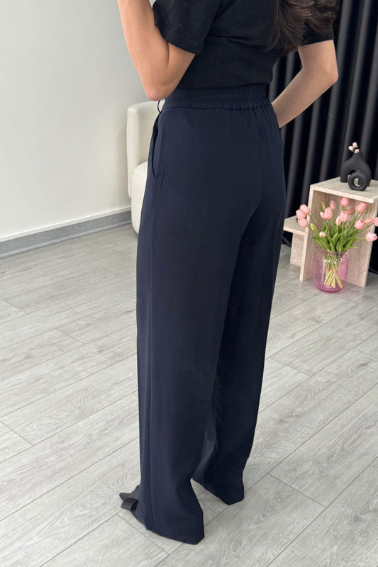 بنطلون بالازو أزرق داكن بأزرار ذهبية وثنيات