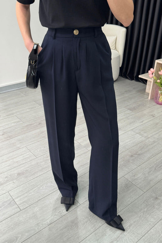 بنطلون بالازو أزرق داكن بأزرار ذهبية وثنيات