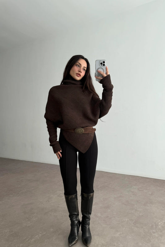 كنزة صوفية بنية داكنة بياقة عالية وحافة على شكل حرف V