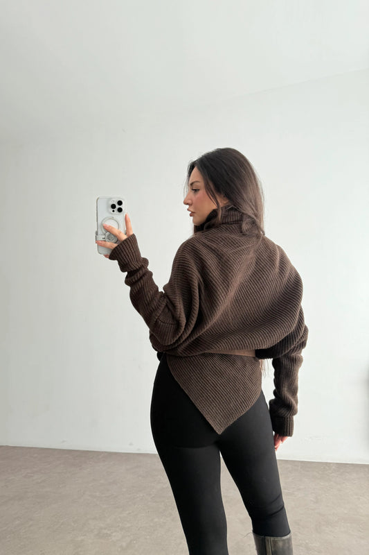 كنزة صوفية بنية داكنة بياقة عالية وحافة على شكل حرف V