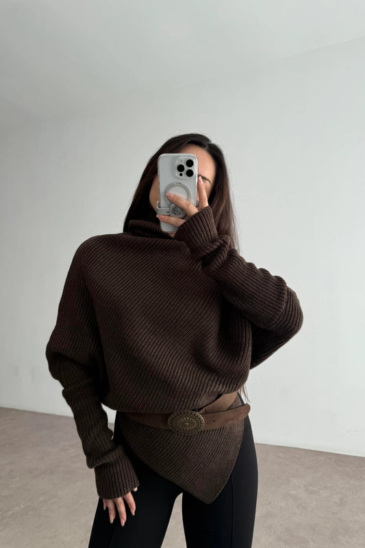 كنزة صوفية بنية داكنة بياقة عالية وحافة على شكل حرف V
