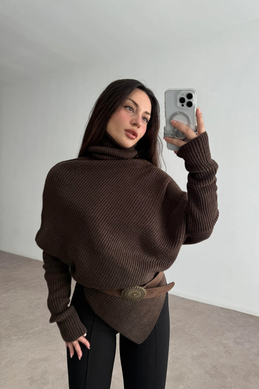 كنزة صوفية بنية داكنة بياقة عالية وحافة على شكل حرف V