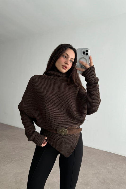 كنزة صوفية بنية داكنة بياقة عالية وحافة على شكل حرف V